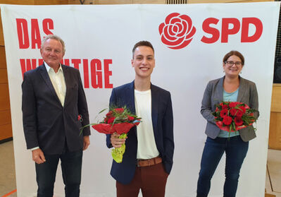Der ehemalige Landtagsabgeordnete Claus Schmiedel gratuliert Colin Sauerzapf und Steffi Liepins